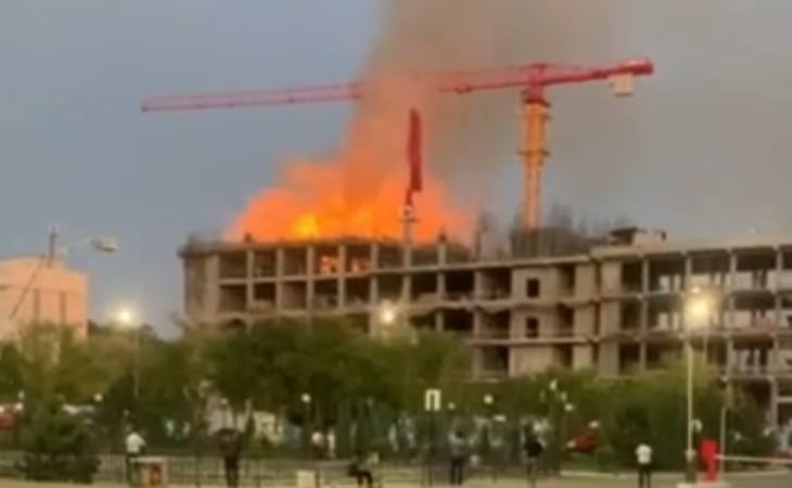В Ташкенте горит строящееся здание напротив Humo Arena — видео