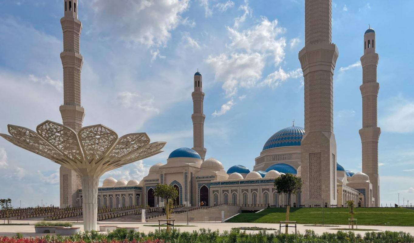 В Казахстане открыли самую большую мечеть в Центральной Азии