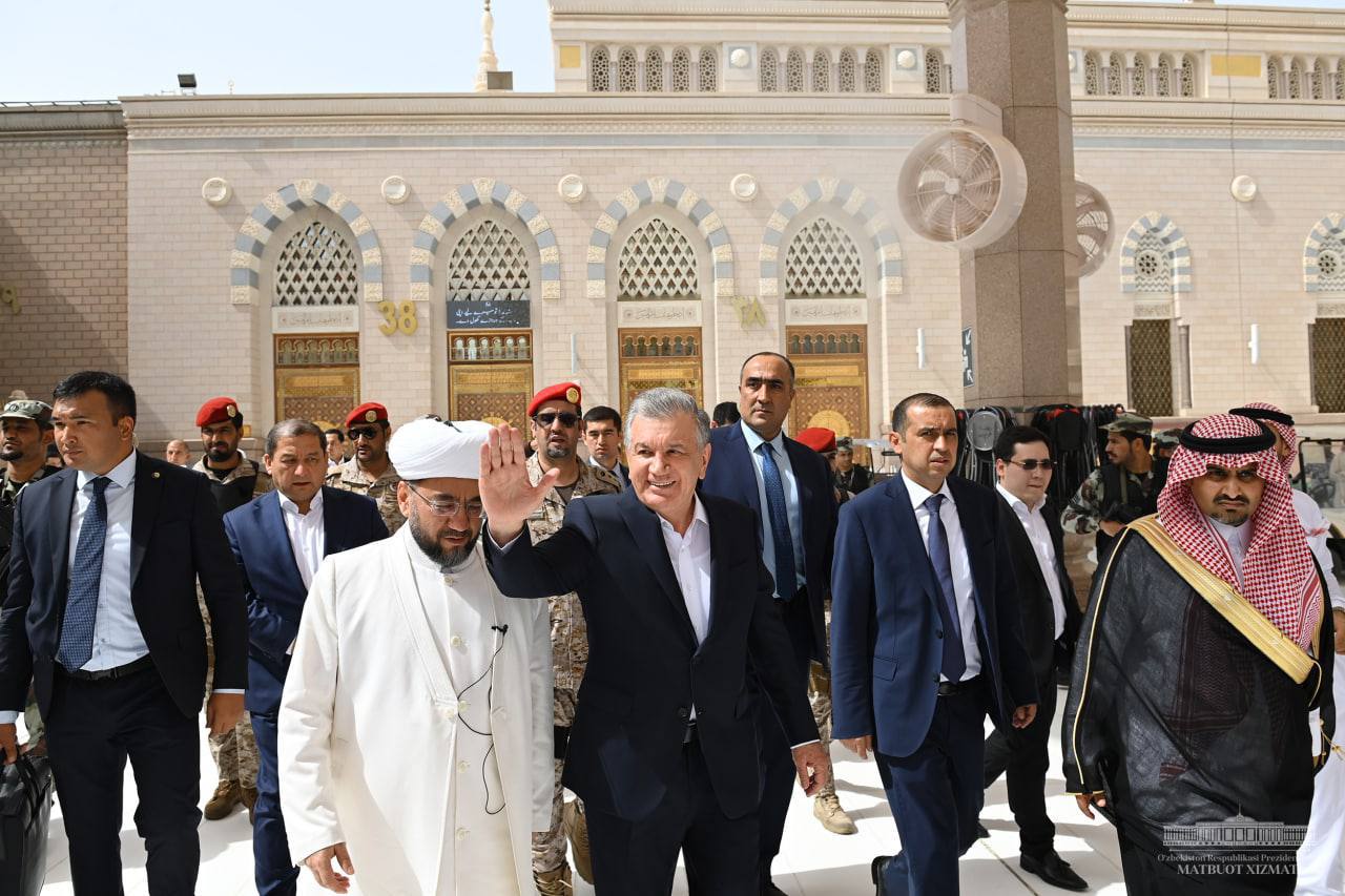 Президент начал визит в Саудовскую Аравию с посещения мечети Пророка — фото