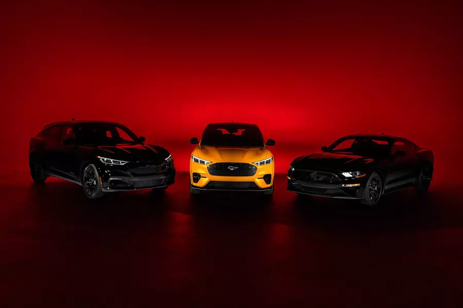 Ford выпустил «черные» версии Mustang и Mustang Mach-E