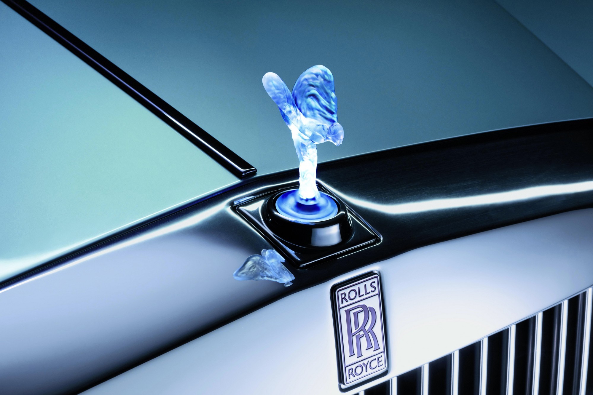 Что за женщина расположена на капотах Rolls-Royce?