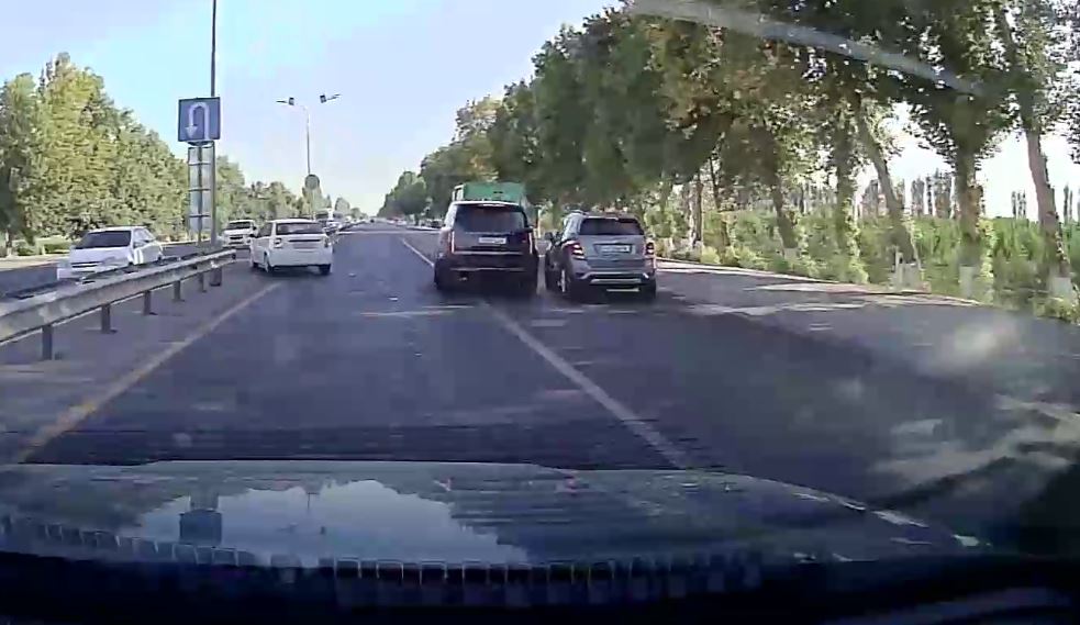 Под Ташкентом «крутой водитель» Range Rover намеренно поджимал машины к обочине — видео