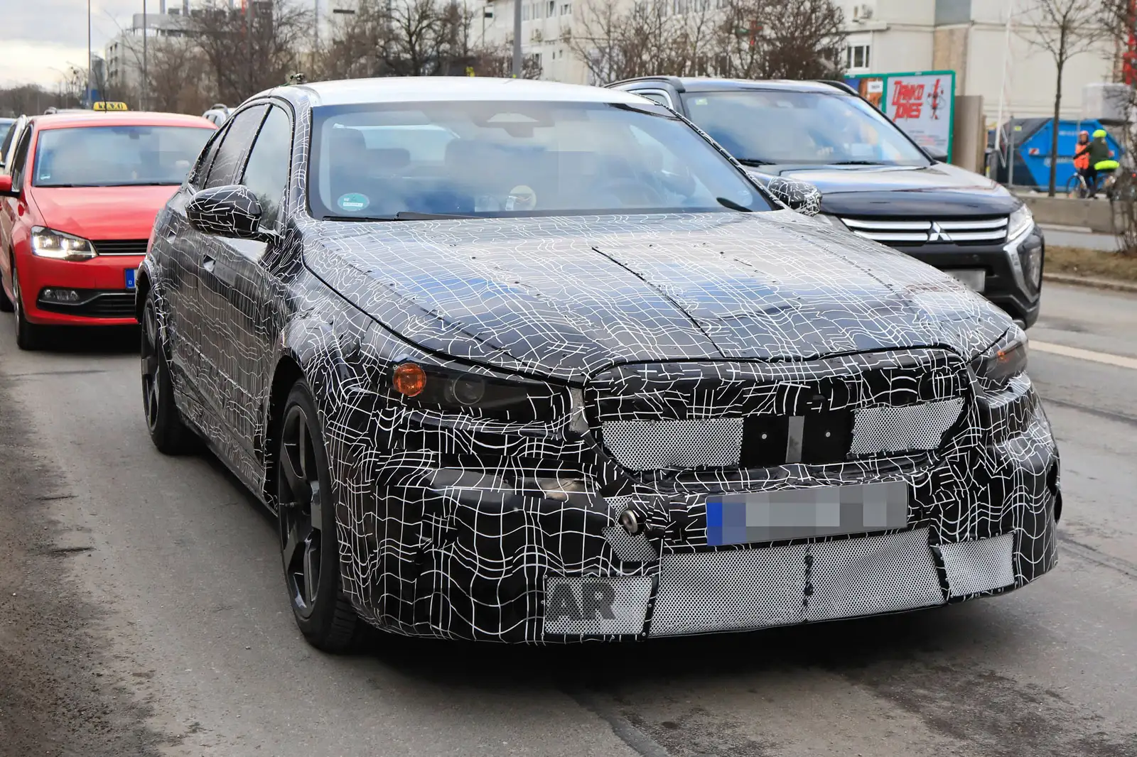 Прототип гибридного суперседана BMW M5 2024 года показали на испытаниях