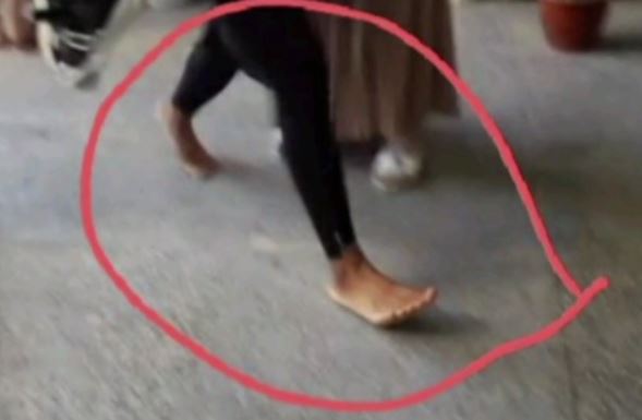 В Андижане учеников заставляли ходить босиком в школе — видео