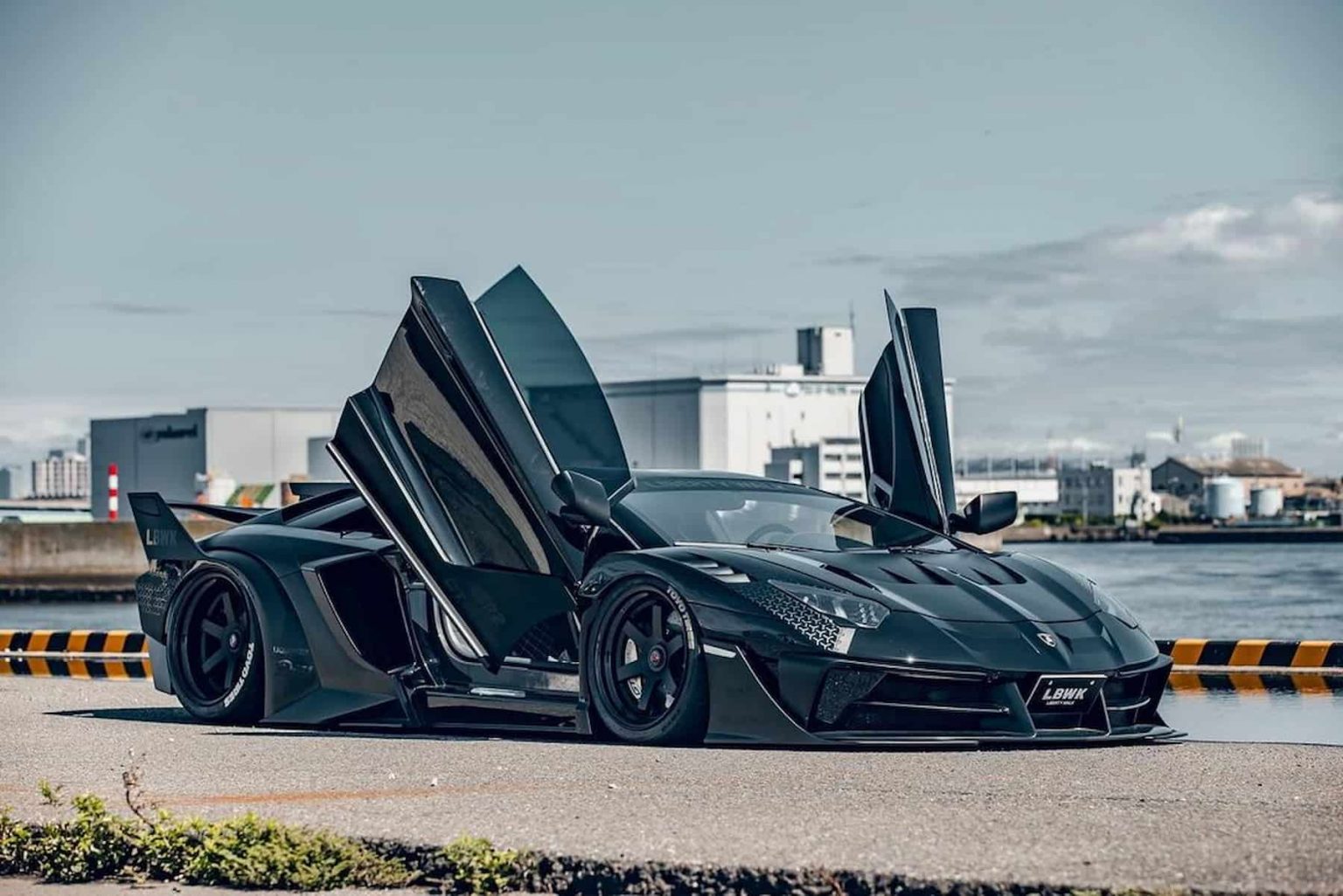 Lamborghini Aventador превратили в аналог «Бэтмобиля»