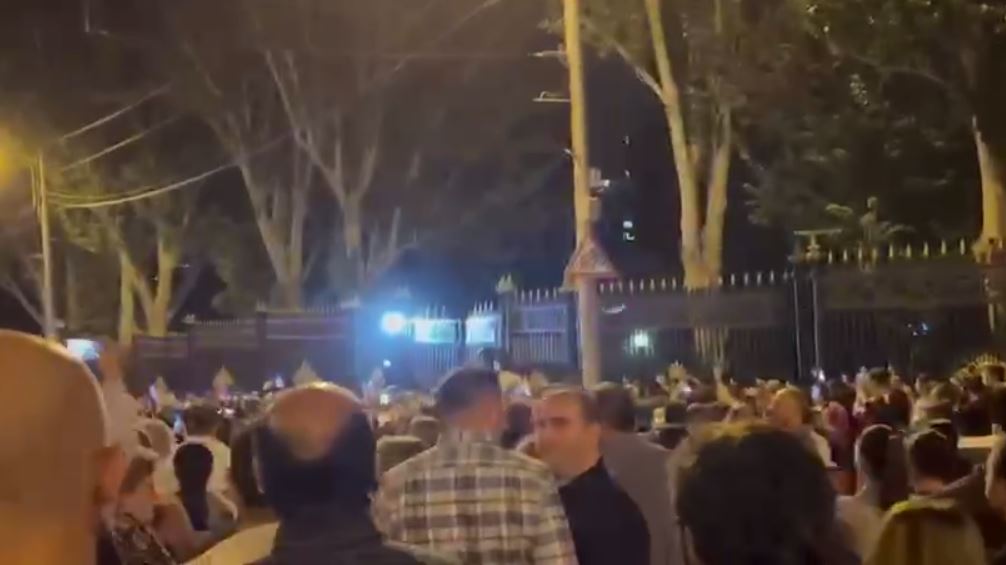 В Ереване люди штурмуют парламент с требованием отставки Пашиняна — видео
