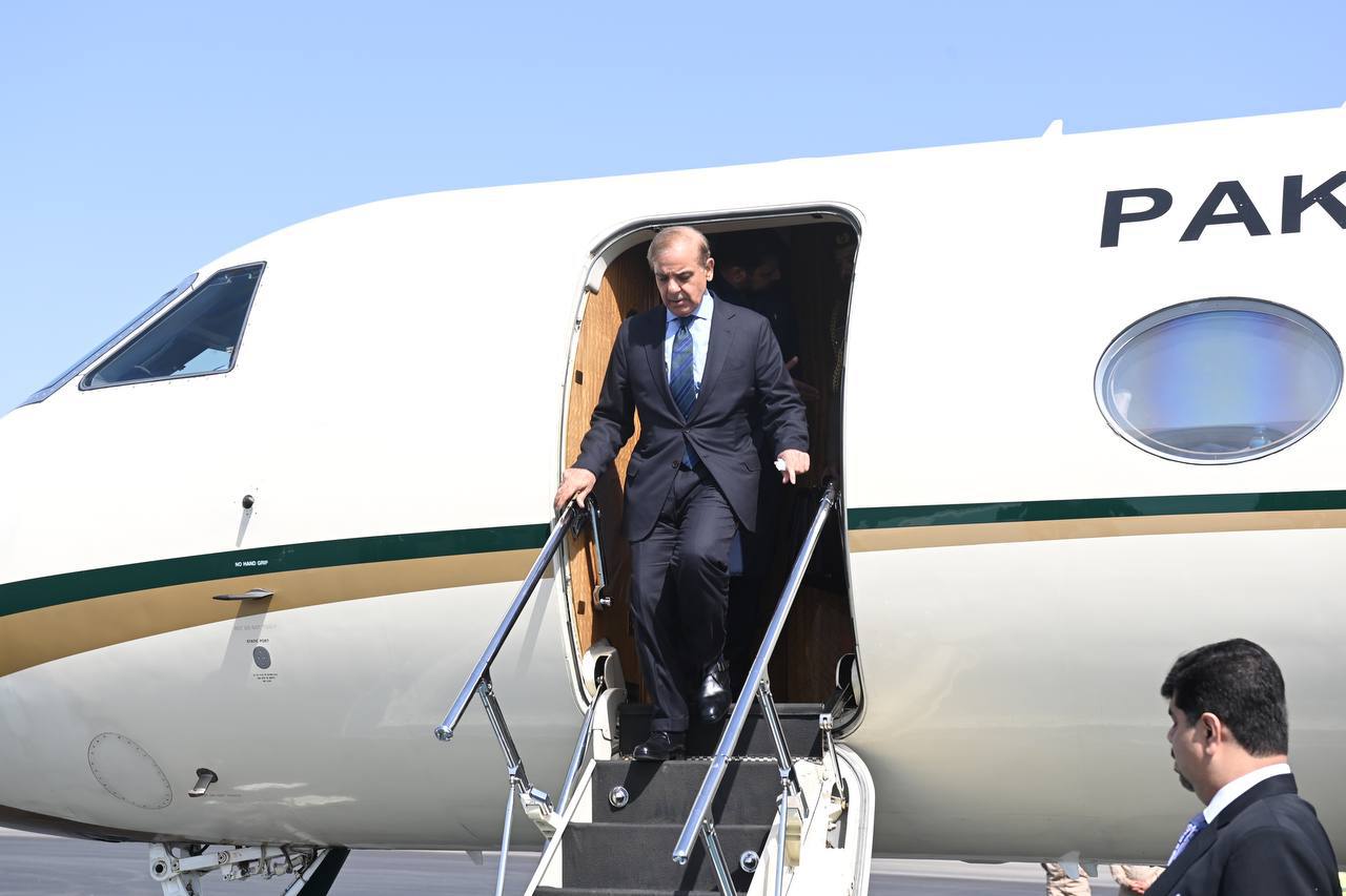 Премьер-министр Пакистана и президент Азербайджана прибыли в Самарканд 