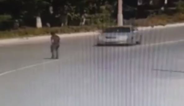 В Зарафшане водитель Lacetti сбил мужчину на пешеходном переходе — видео (18+)