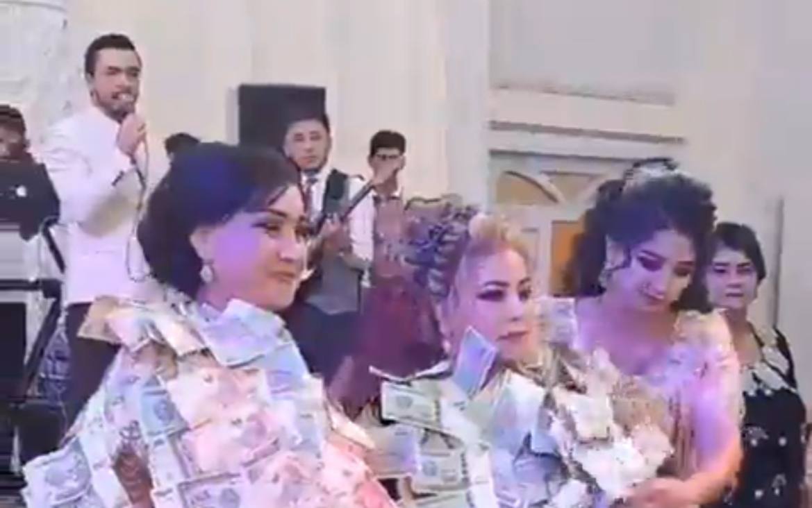 На одной из узбекских свадеб на родителей молодоженов надели чапан из денег — видео