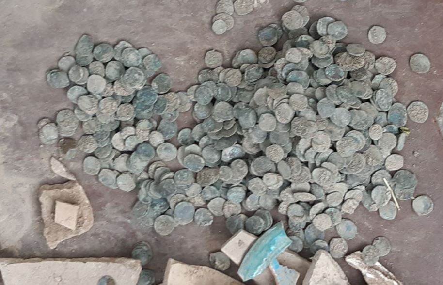 Жительница Ташобласти обнаружила клад с монетами 17-го века