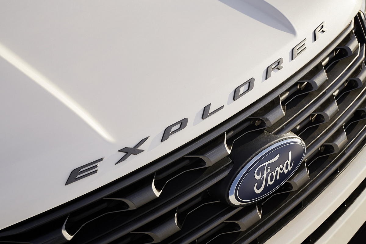 Ford задерживает поставки автомобилей из-за дефицита логотипов и табличек
