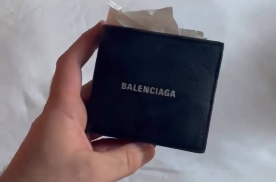 Balenciaga разослал пригласительные на показ в виде кошелька — видео