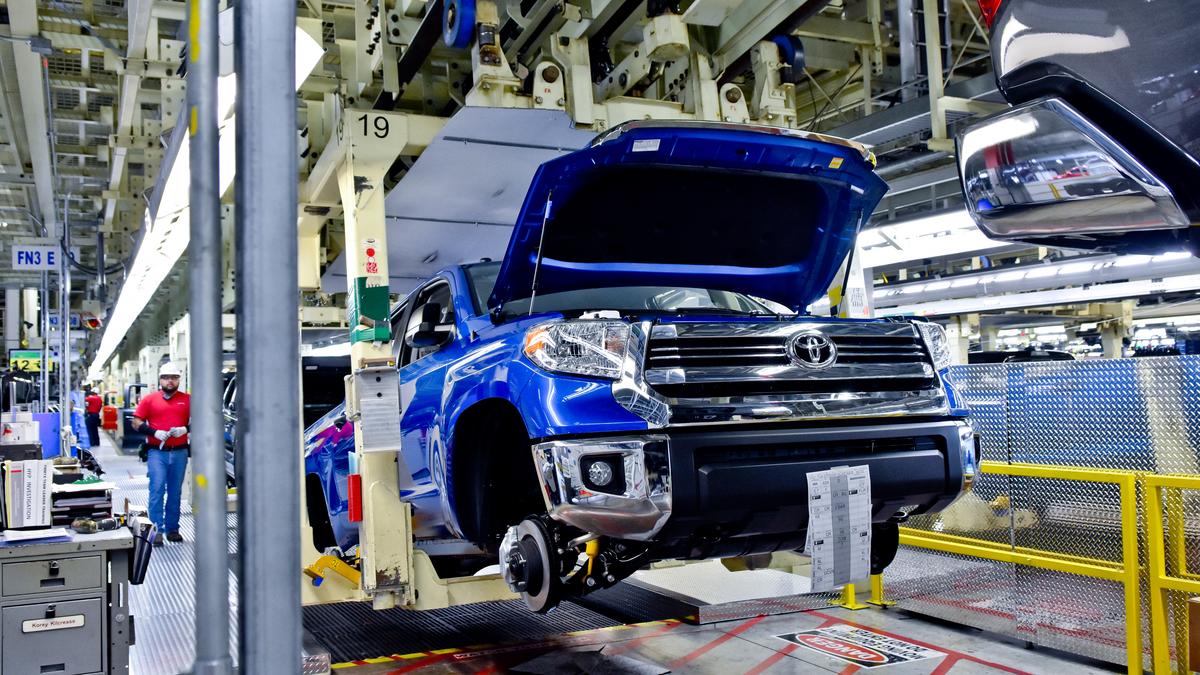 Toyota остановит пять заводов в Японии