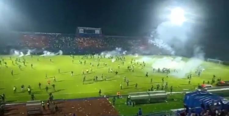 Indoneziyadagi futbolda yuz bergan to'palonda 127 kishi halok bo'ldi – video