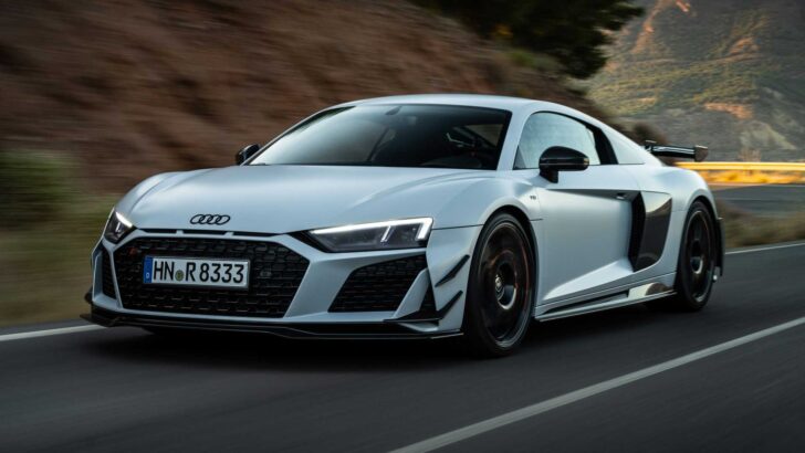 Audi презентовал спорткар R8 с двигателем V10