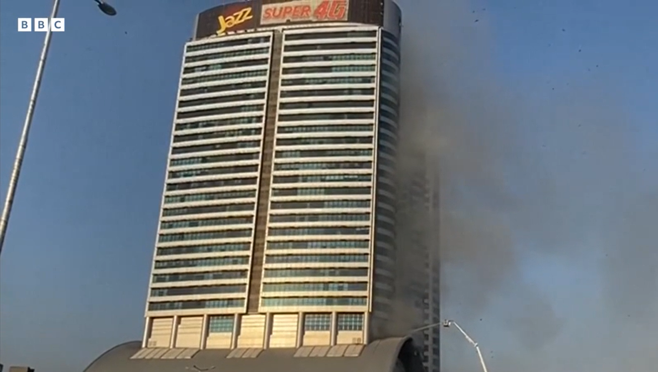 В столице Пакистана загорелся огромный торговый центр — видео