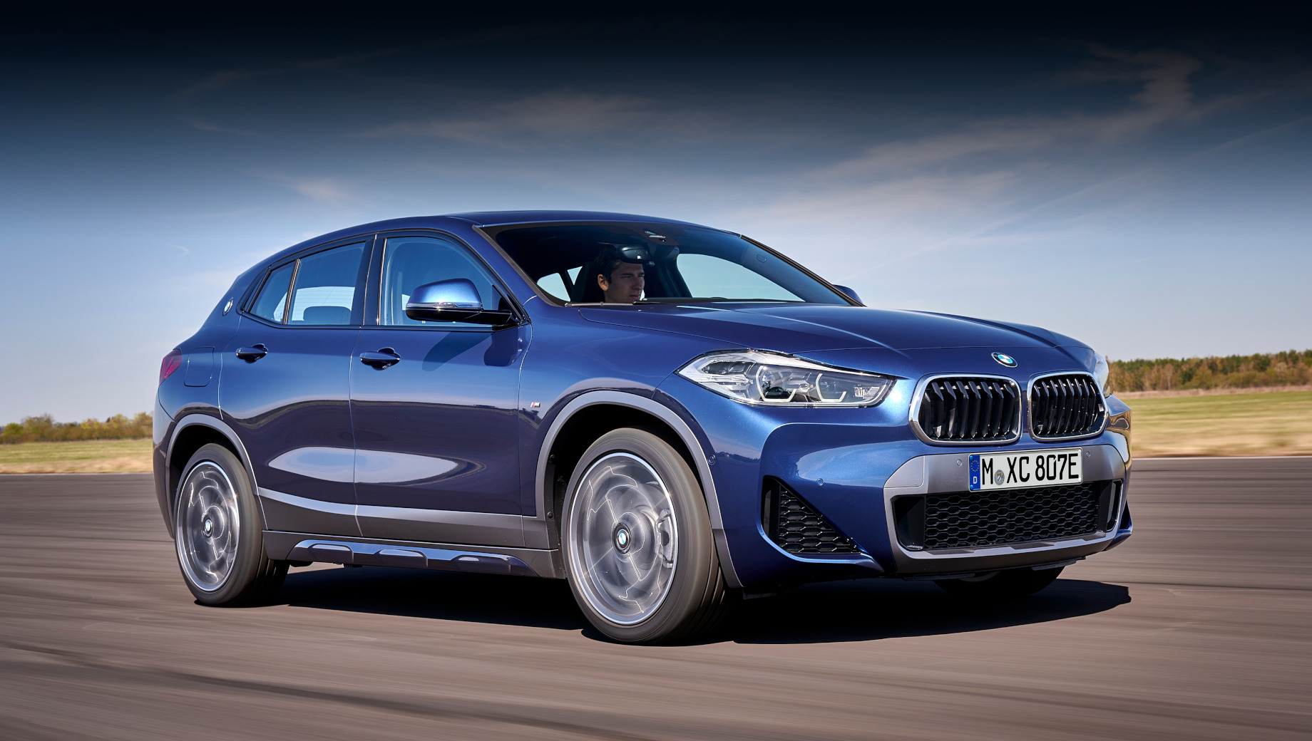 BMW тестирует свой обновленный купе-кроссовер X2