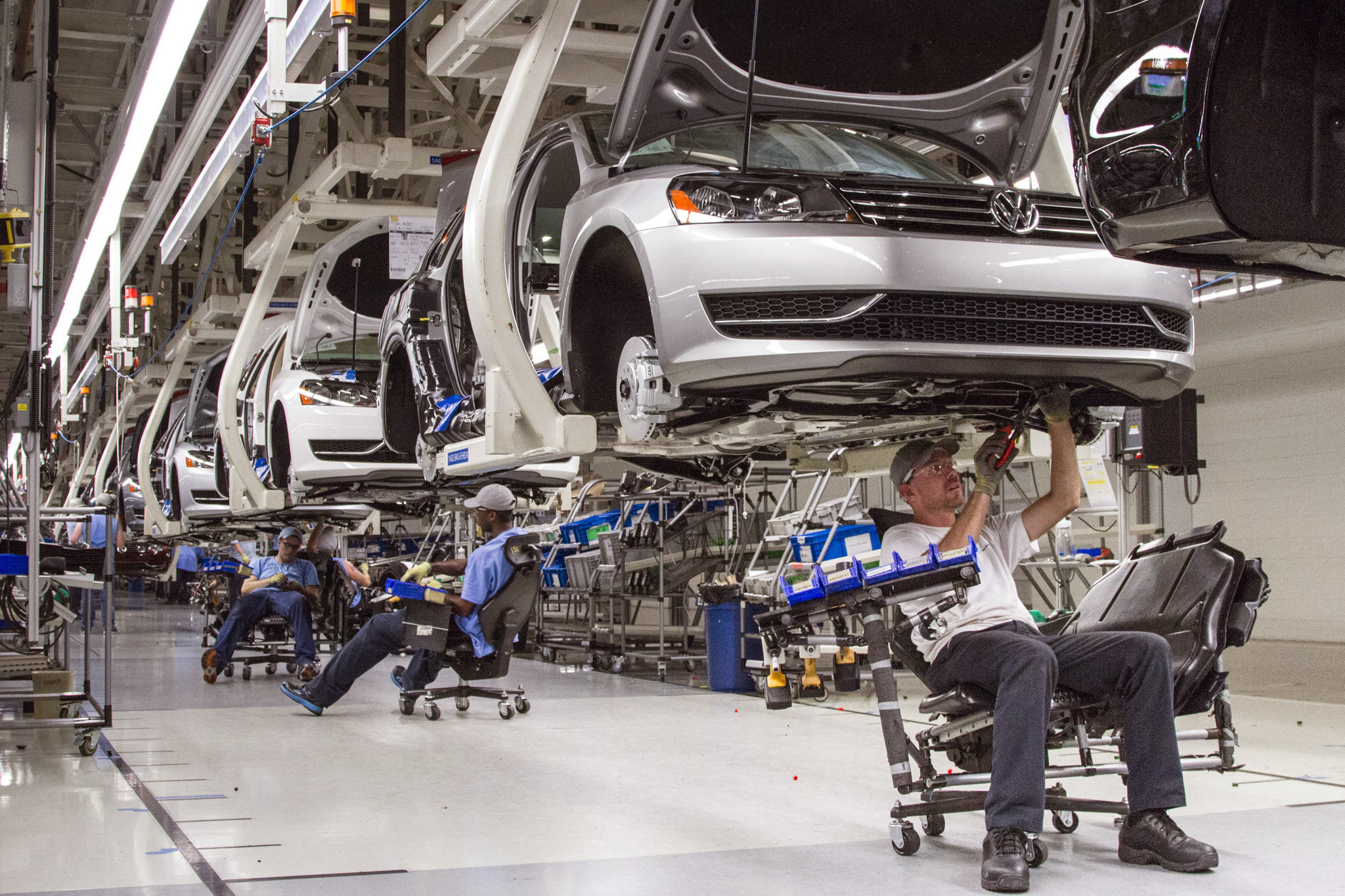 Производство автомобилей упадет на треть — европейские аналитики
