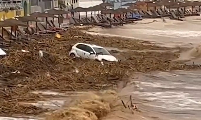 В результате наводнения на Крите погиб человек — видео