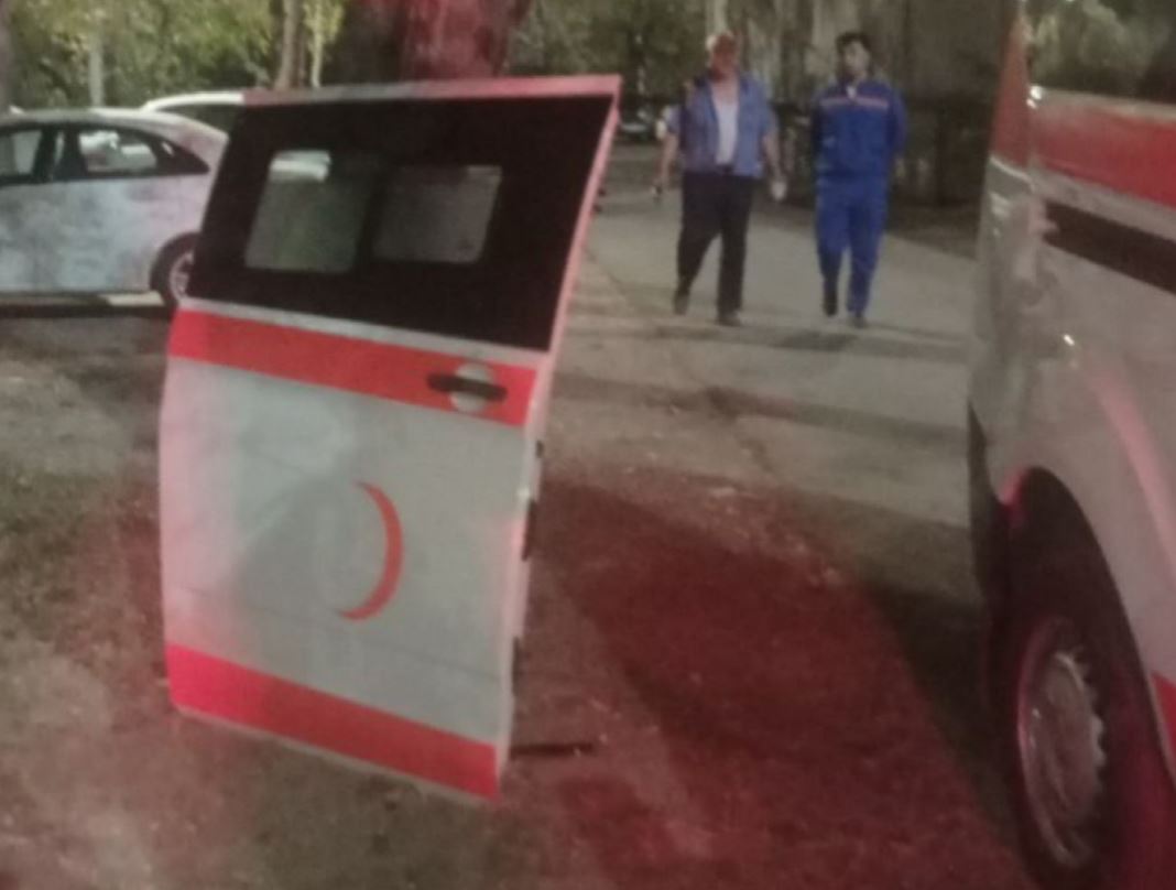 В Ташкенте пьяный парень избил медиков и оторвал дверь скорой помощи — видео