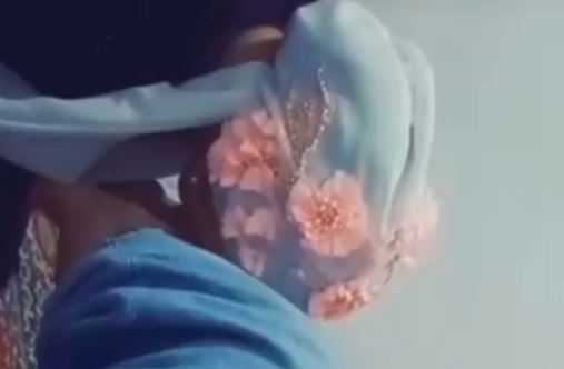 Узбекистанцев возмутило видео, на котором жена целует ноги мужа и просит у него прощения