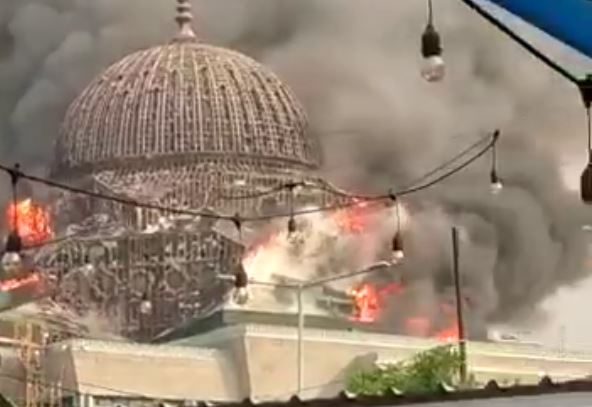 В Джакарте обрушился купол Большой мечети исламского центра — видео