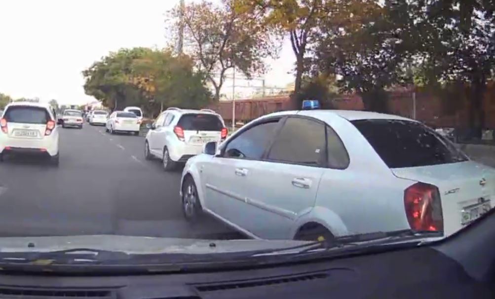 Водитель служебного авто СЭС создал опасную ситуацию, понадеявшись на мигалку — видео