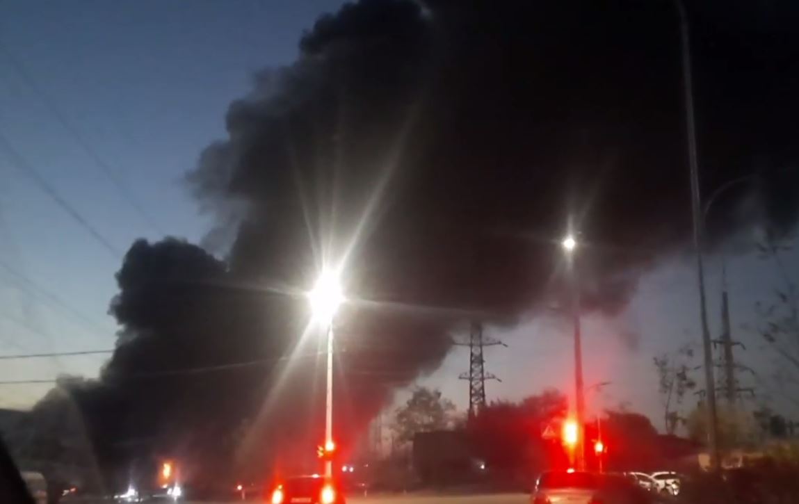 На заводе в Ташкенте произошел крупный пожар — видео