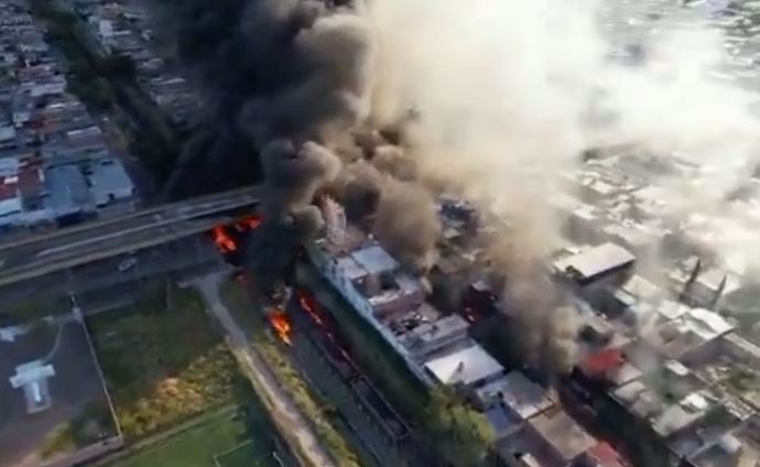 Мексиканский город накрыл крупный пожар после столкновения поезда и бензовоза — видео