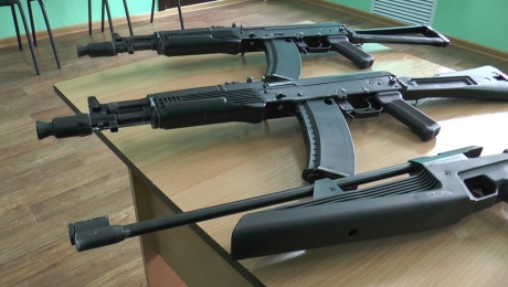 Депутат предложил раздать школам учебное оружие