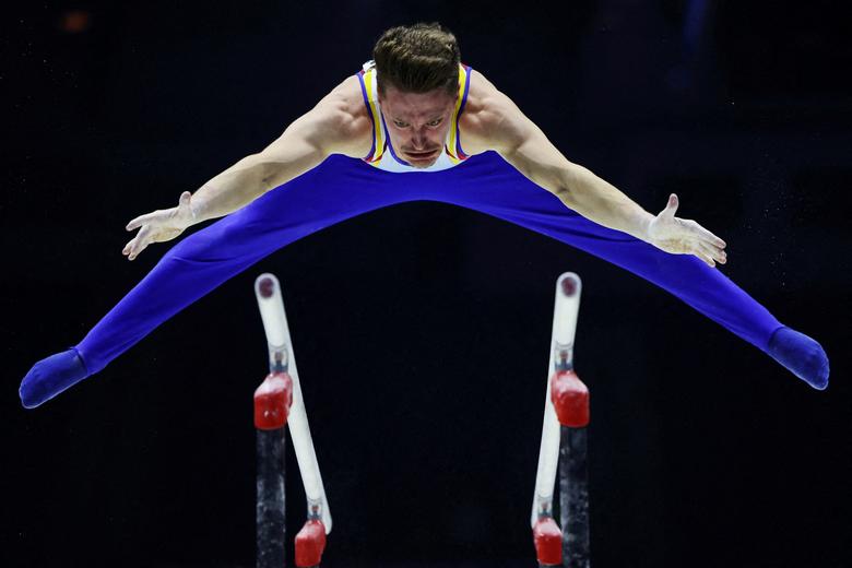 Ruminiyalik Gabriel Burtanete M&S Bank Arena, Liverpul, Buyuk Britaniyadagi badiiy gimnastika bo'yicha jahon chempionatida erkaklar o'rtasida parallel barda yugurish saralash bosqichida. REUTERS/Molli Darlington