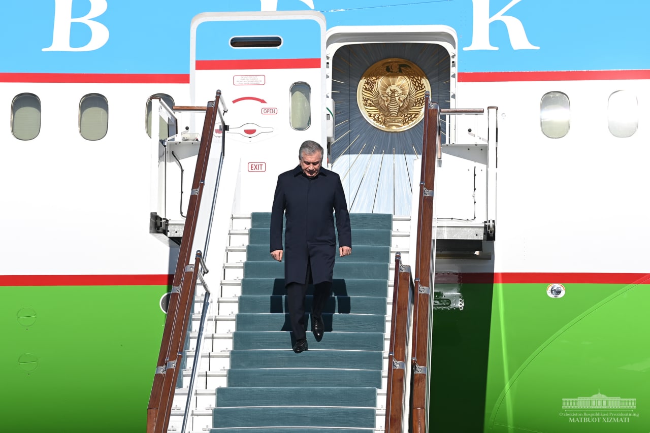 Президент прибыл в Самарканд для участия в саммите ОТГ — видео