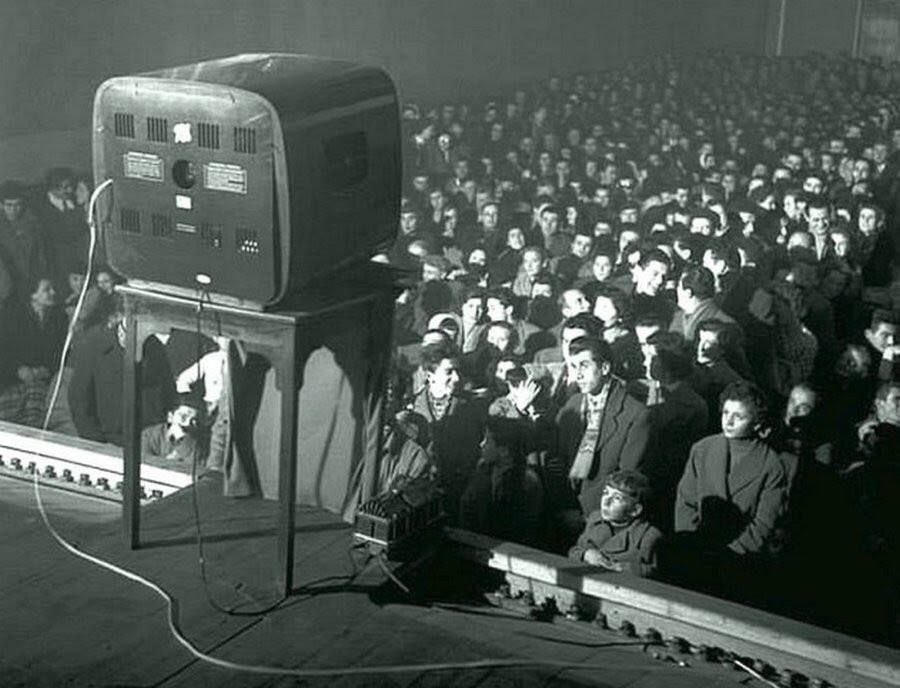 Kinoga tushgan odamlar kinoni katta ekranlar o'rniga televizorda tomosha qilishgan. 1956-yil<br>