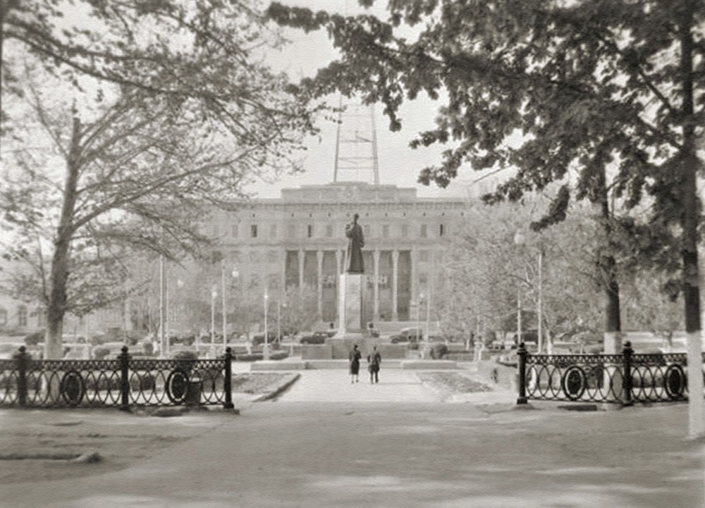 Toshkentdagi Alisher Navoiy haykali va ijroiya qo'mitasi binosi. 1950-yil<br>