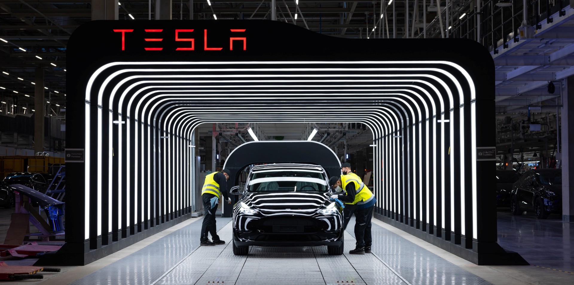 GM обслуживает электромобили Tesla