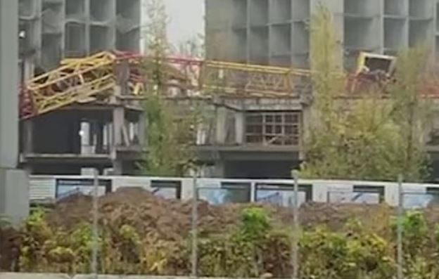 На стройке в Сергели рухнул башенный кран — видео