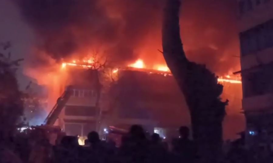 В Андижане произошел сильный пожар в многоэтажке — видео
