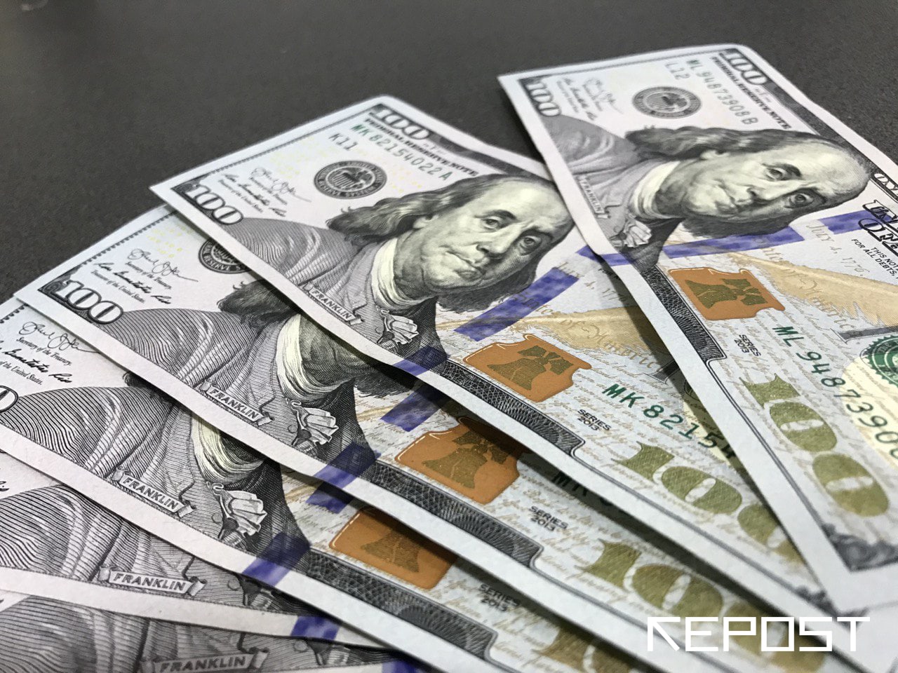 В Узбекистане подешевели все основные валюты 