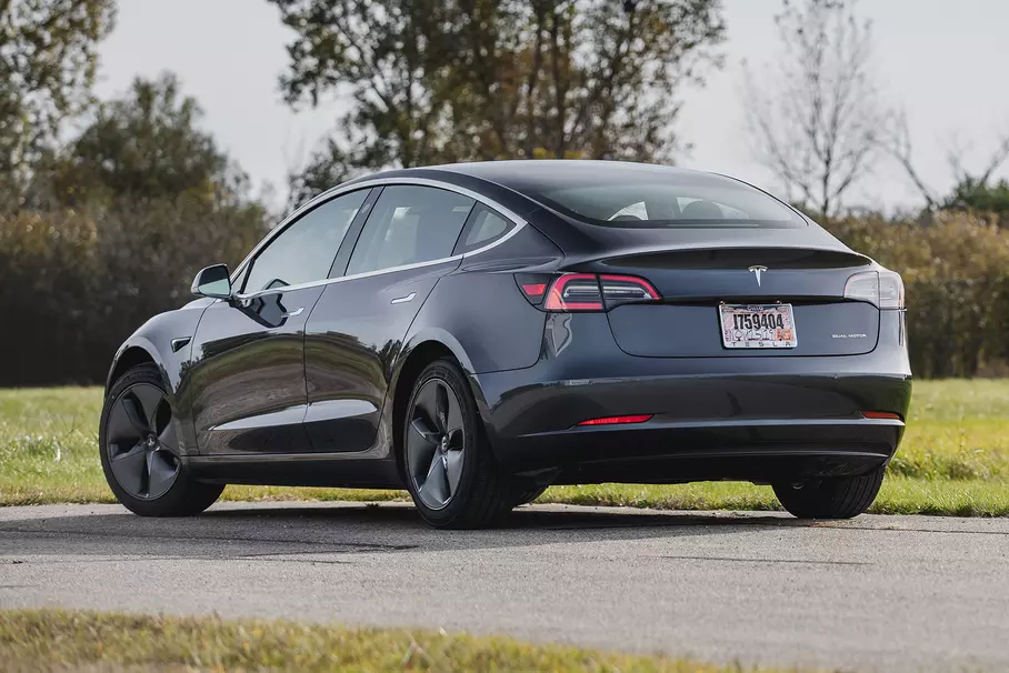 Tesla отзывает сотни тысяч электромобилей