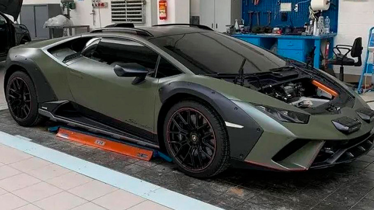 Шпионы показали салон нового суперкара Lamborghini