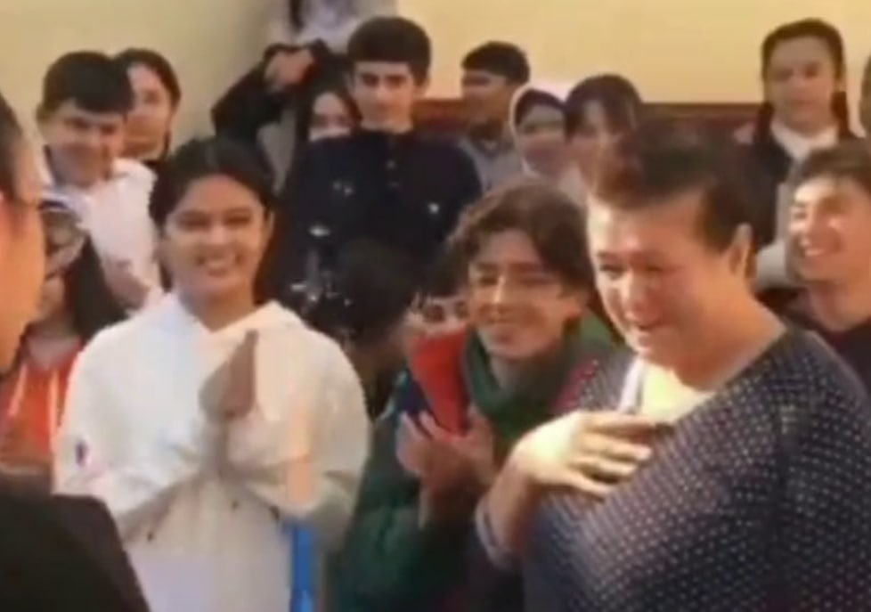 Милота дня: В Самарканде школьники поздравили уборщицу с днем рождения — видео
