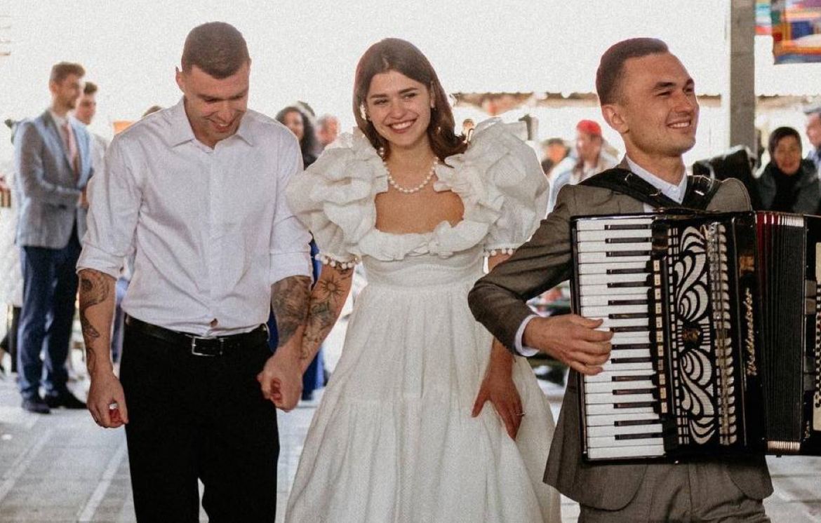 Релоканты устроили свадьбу на Чорсу – фото