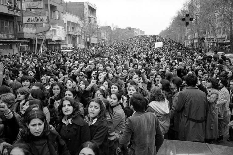 1979-yilda Erondagi Islom inqilobidan keyin joriy qilingan majburiy hijob kiyishga qarshi namoyishlar<br>