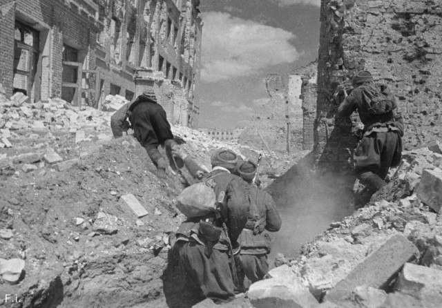  Stalingrad uchun janglarda vayronalar orasidagi Sovet pulemyotchilari