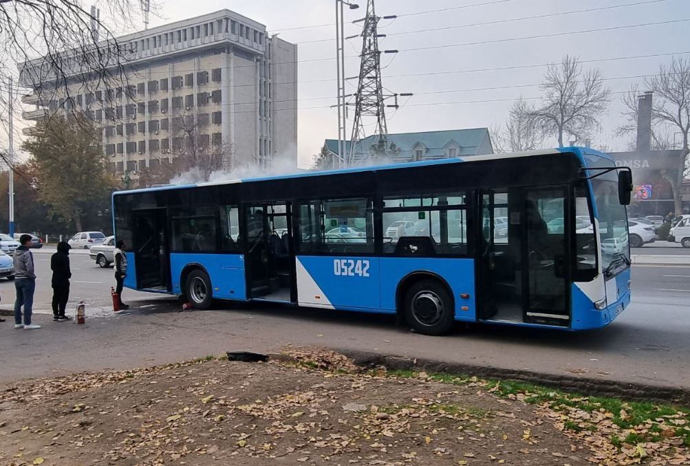 В Ташкенте задымился недавно запущенный экспресс-автобус
