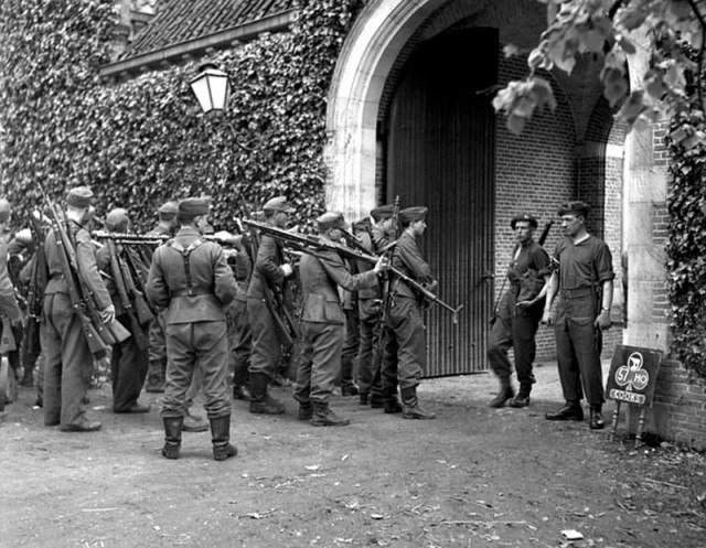 Germaniya taslim bo'lganidan keyin nemis askarlarining o'z qurollarini kanadaliklarga topshirish jarayoni. 1945-yil<br>