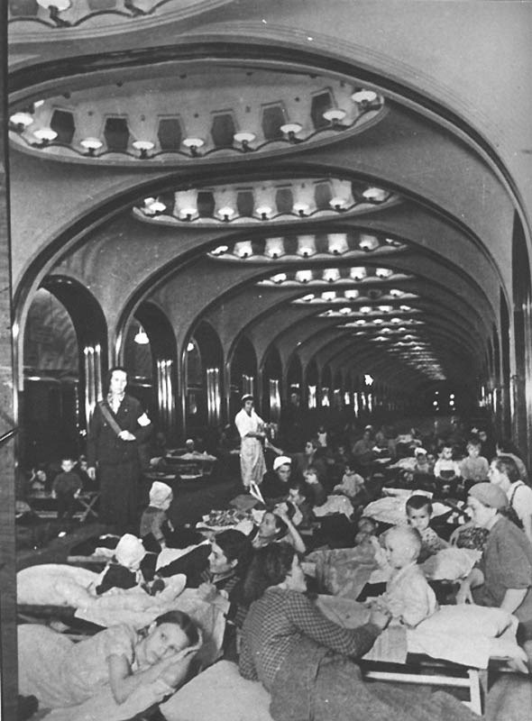 Mayakovskaya metro stansiyasidagi bombadan saqlanish joyi. 1942-yil<br>