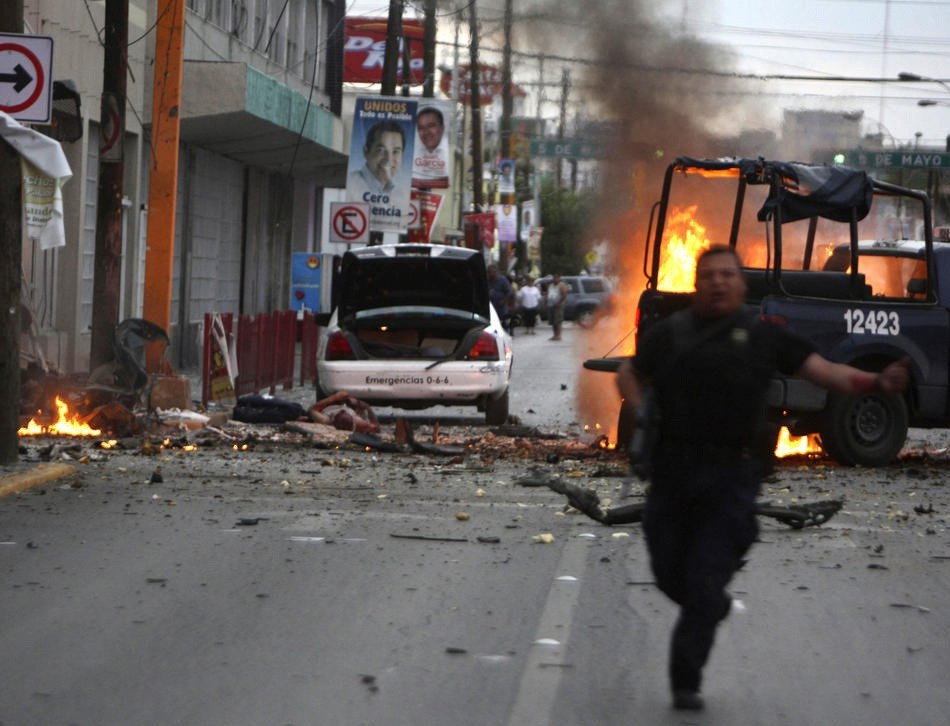 Meksika politsiya bo'limi yaqinidagi portlash. Bomba mashinaga yashiringan bo'lgan 2009-yil<br>