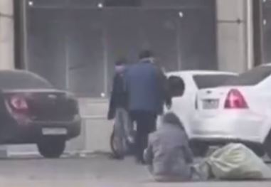 Оштрафован экс-председатель махалли, пнувший бездомного с инвалидностью 