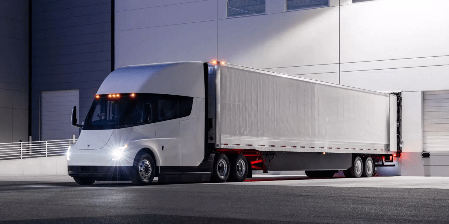 Полностью загруженный электрический грузовик Tesla Semi прошел огромное расстояние на одной зарядке